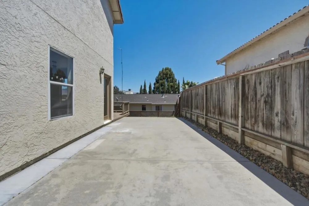 1671 El Camino De Vida Hollister, CA 95023