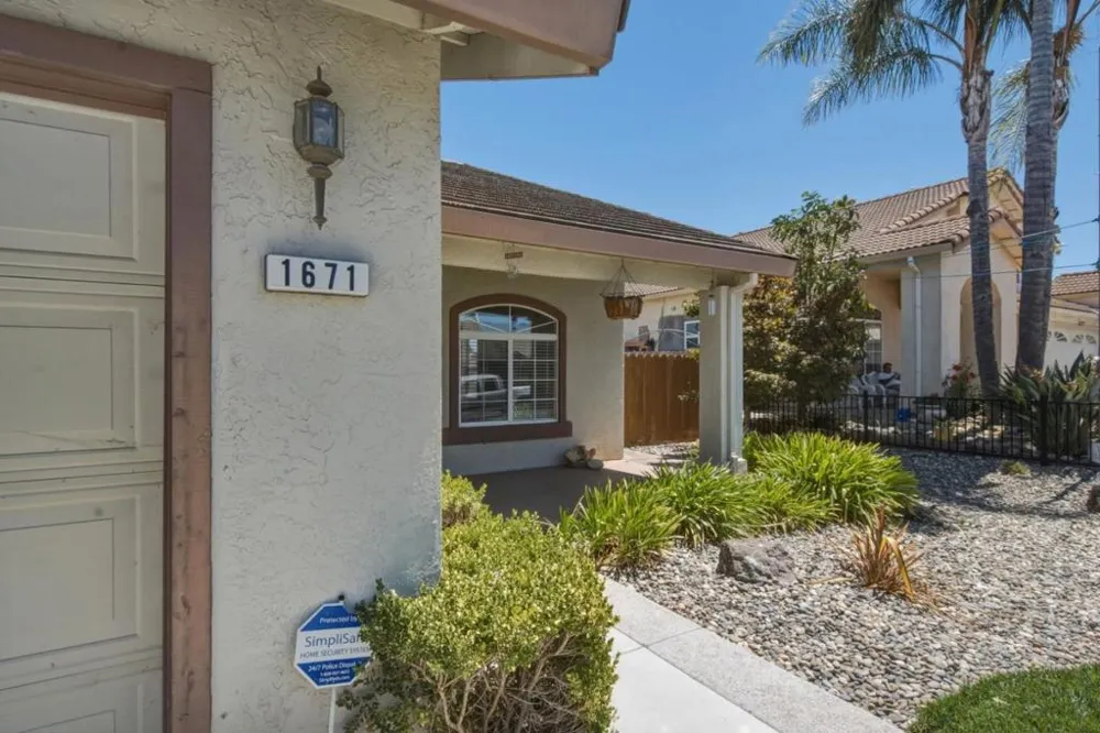 1671 El Camino De Vida Hollister, CA 95023