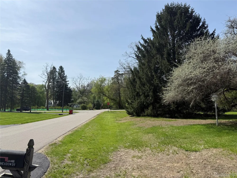 26023 Meadow Drive Franklin Village, MI 48025