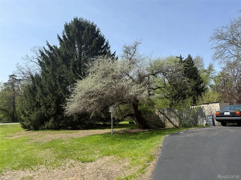 26023 Meadow Drive Franklin Village, MI 48025