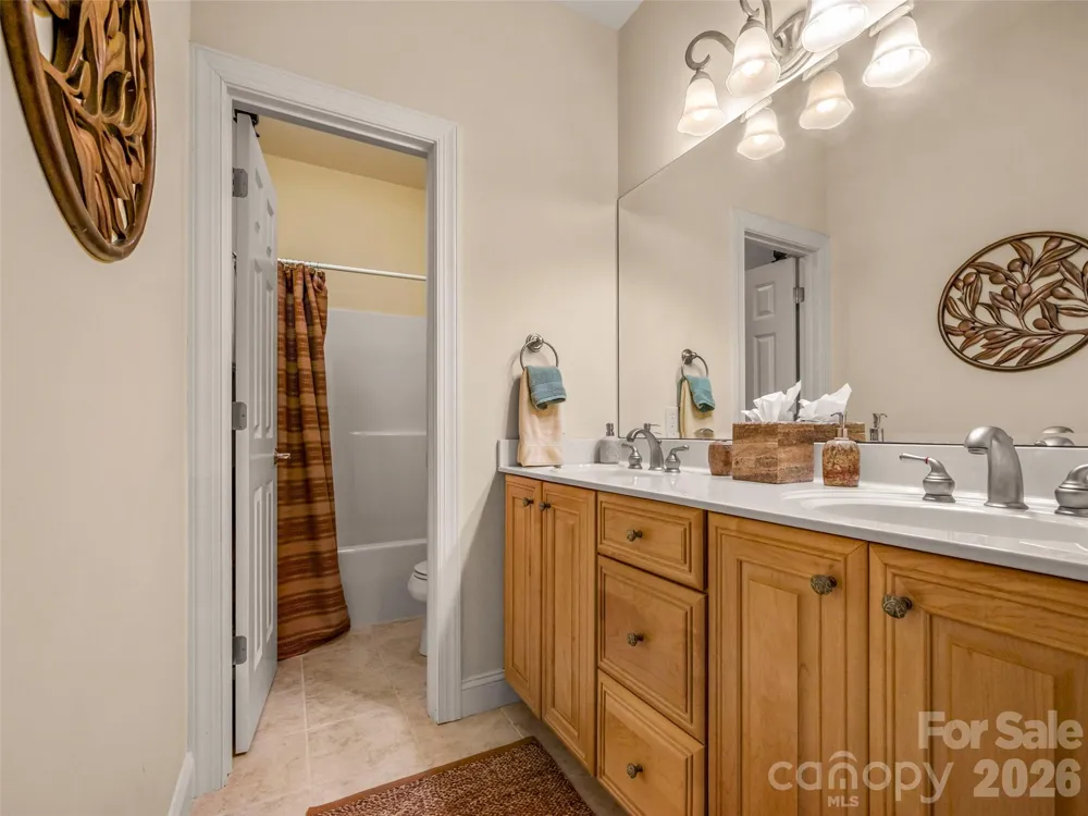 75 Old Hickory Trail Hendersonville, NC 28739