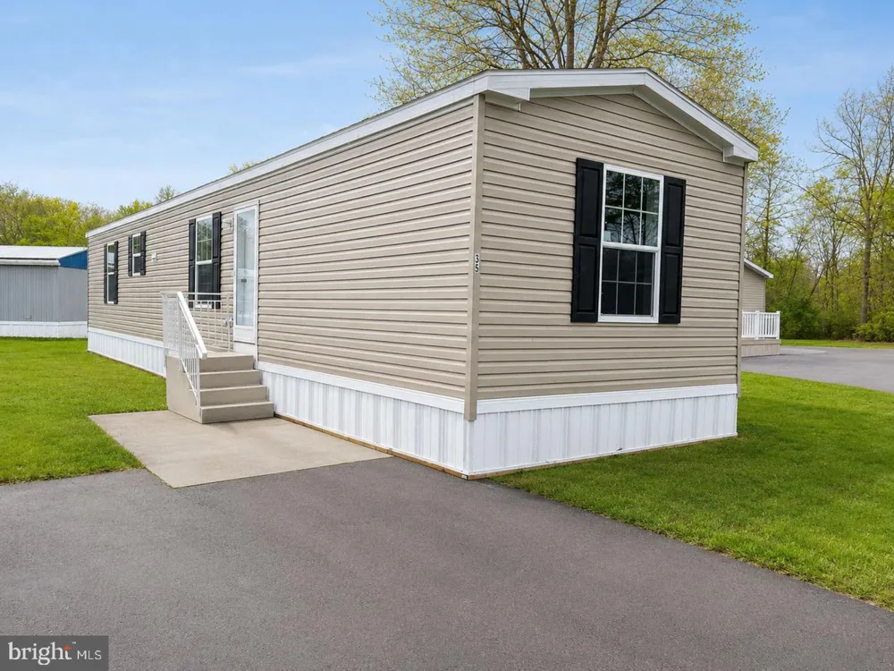 35 LYNN ST Mifflinburg, PA 17844