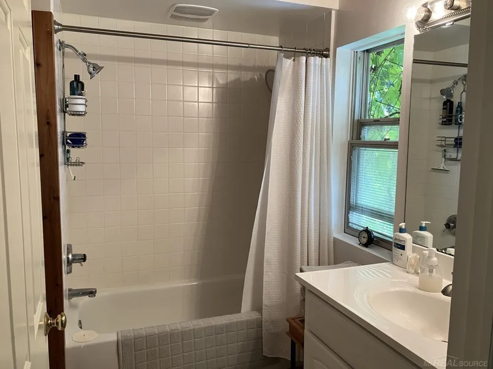 1180 NE Cramton Avenue Ada Township, MI 49301