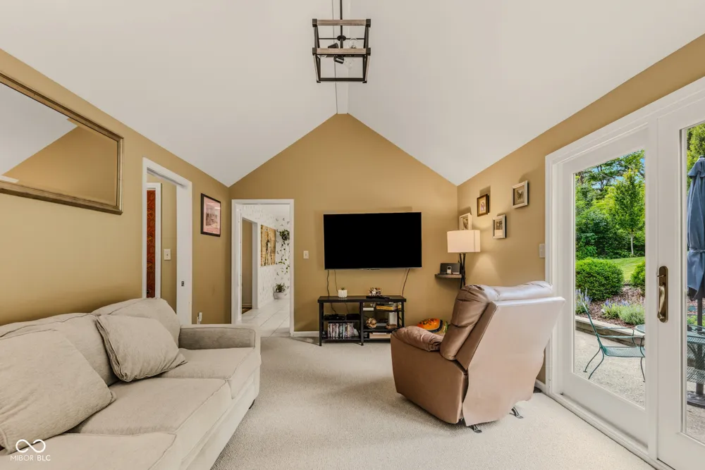 9956 W Raintree Drive Columbus, IN 47201