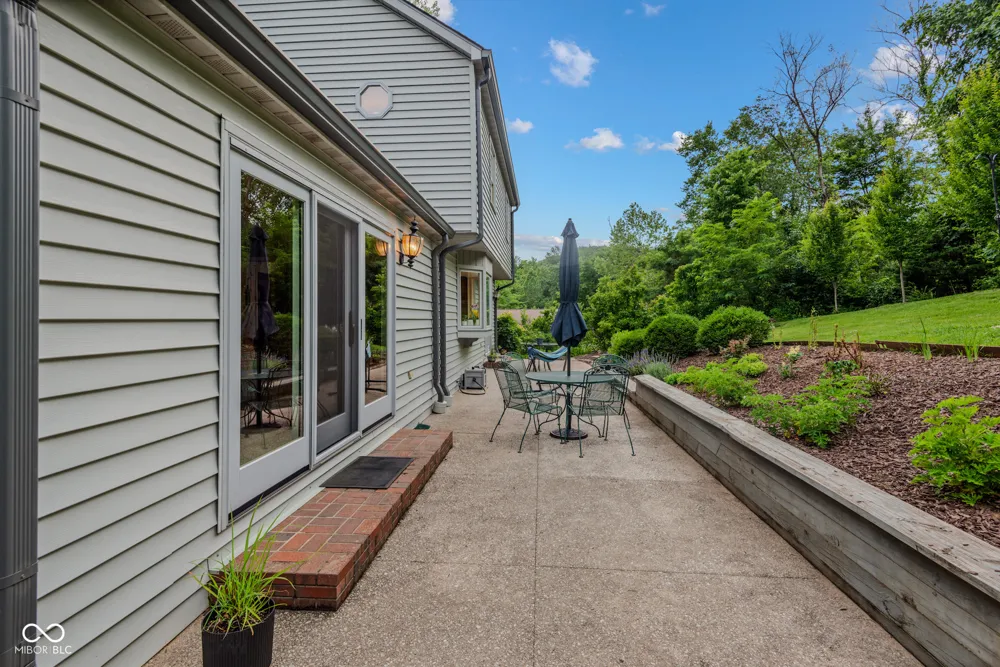 9956 W Raintree Drive Columbus, IN 47201