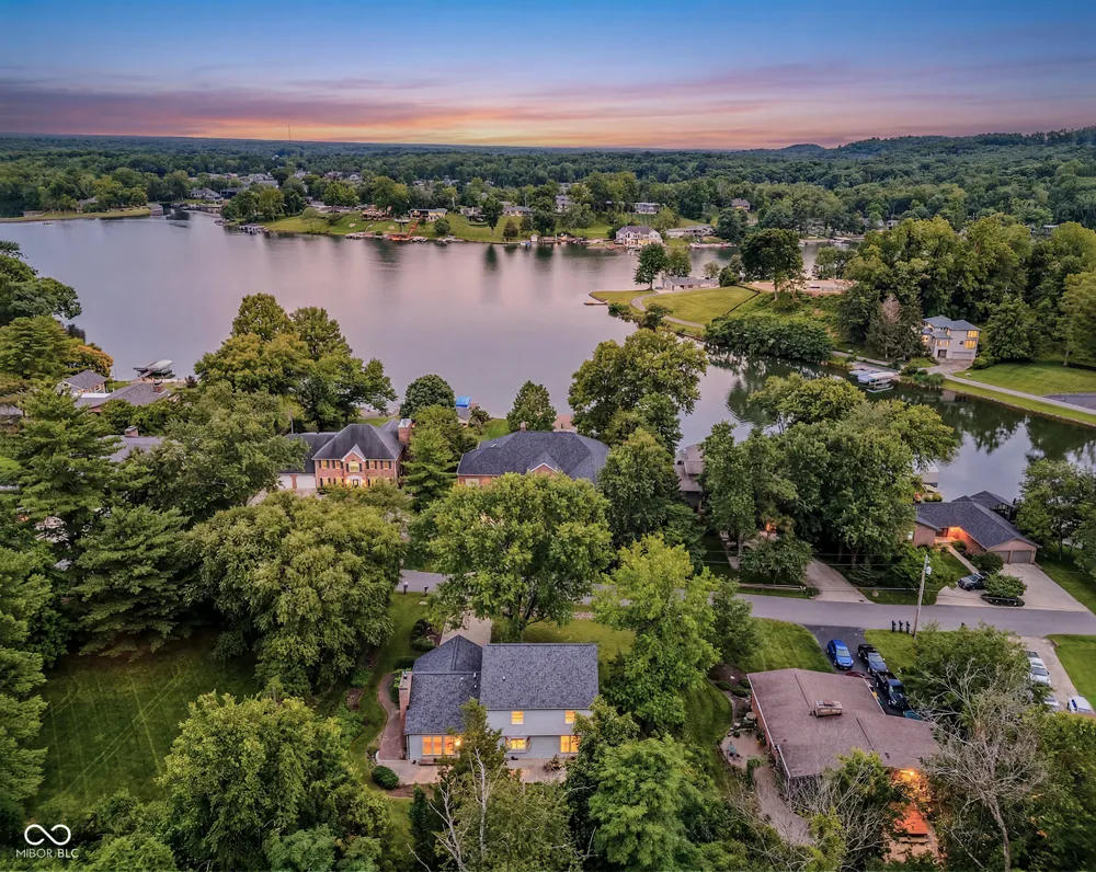 9956 W Raintree Drive Columbus, IN 47201