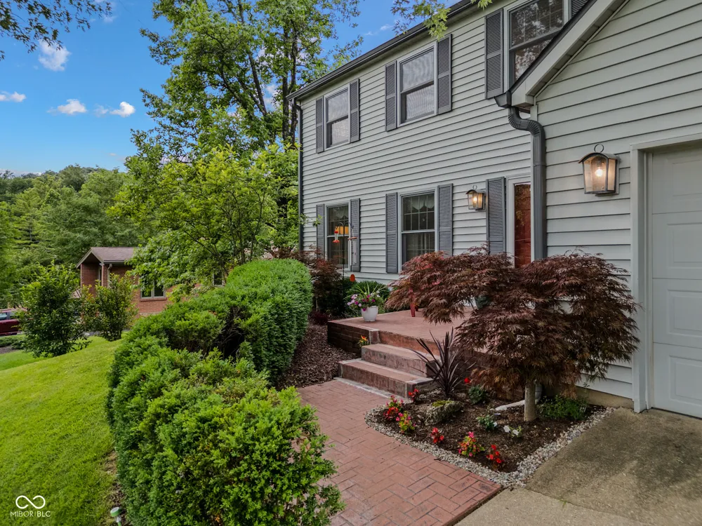 9956 W Raintree Drive Columbus, IN 47201