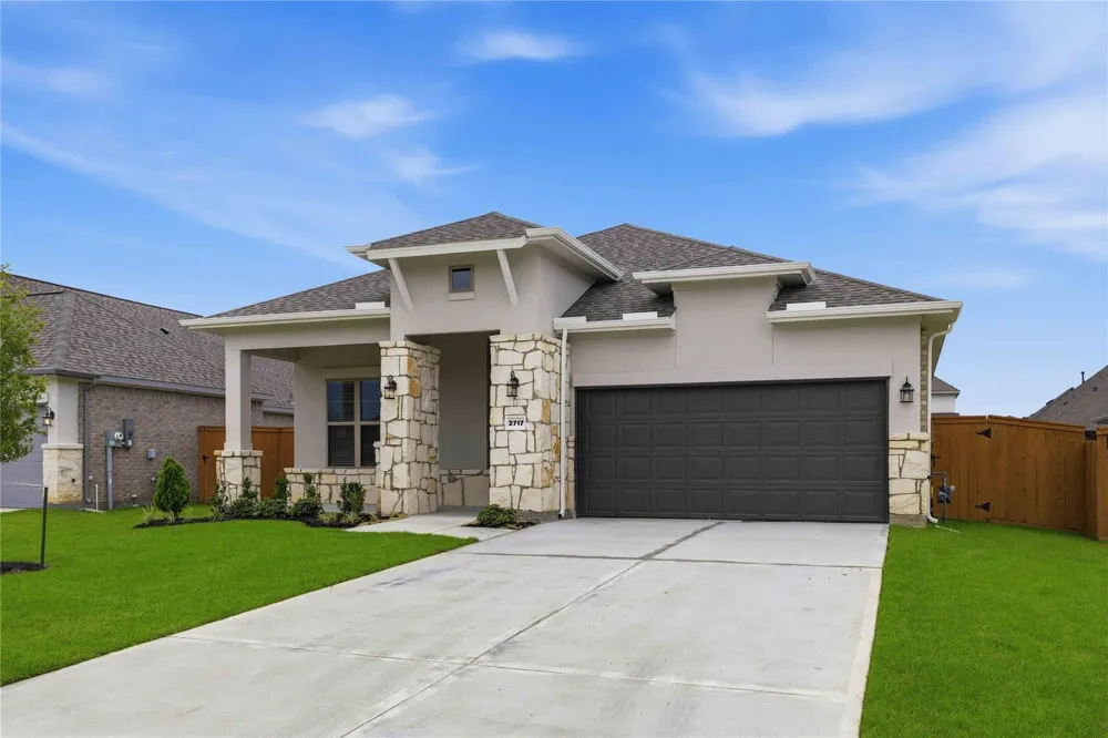 2717 Mackinac Bay Drive La Marque, TX 77568