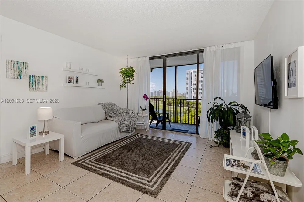 3475 Country Club Dr #807 Aventura, FL 33180