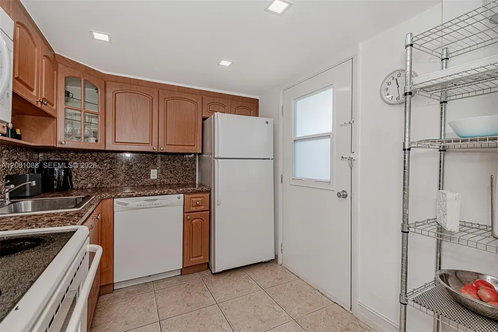 3475 Country Club Dr #807 Aventura, FL 33180