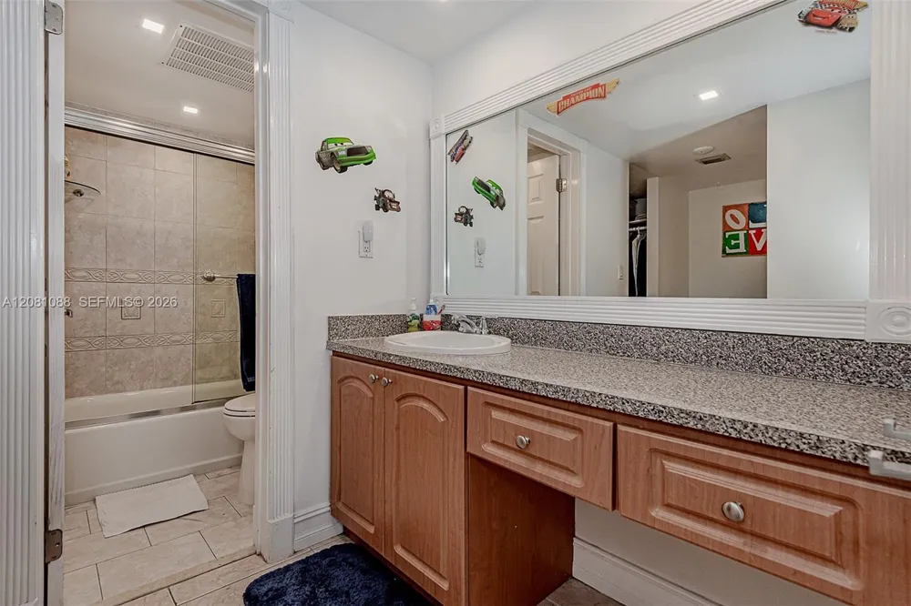 3475 Country Club Dr #807 Aventura, FL 33180
