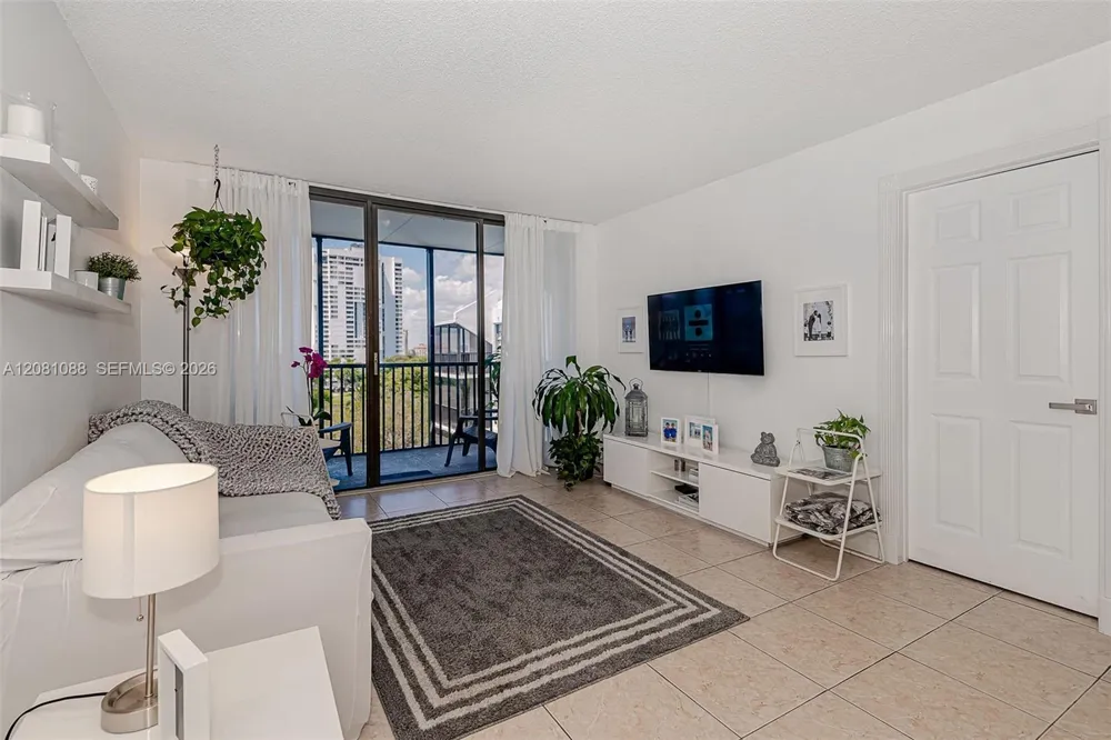 3475 Country Club Dr #807 Aventura, FL 33180