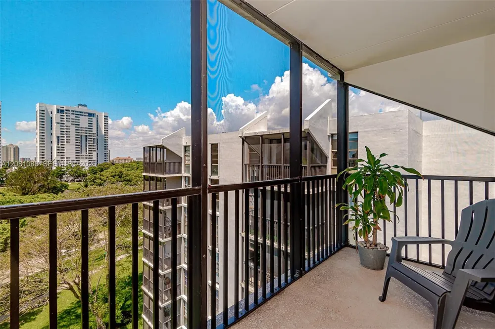 3475 Country Club Dr #807 Aventura, FL 33180