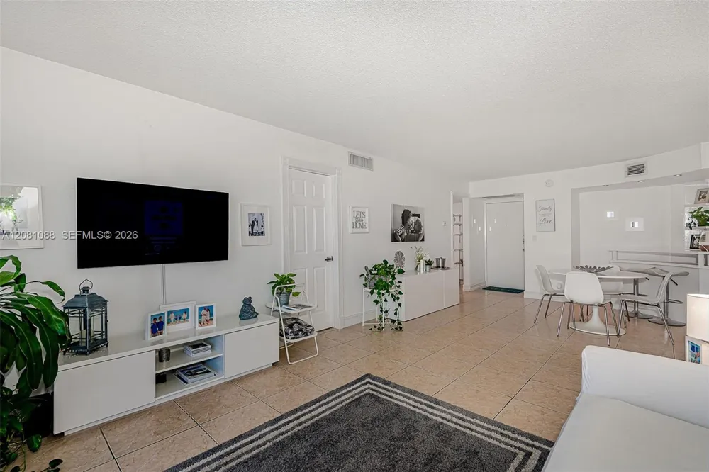 3475 Country Club Dr #807 Aventura, FL 33180