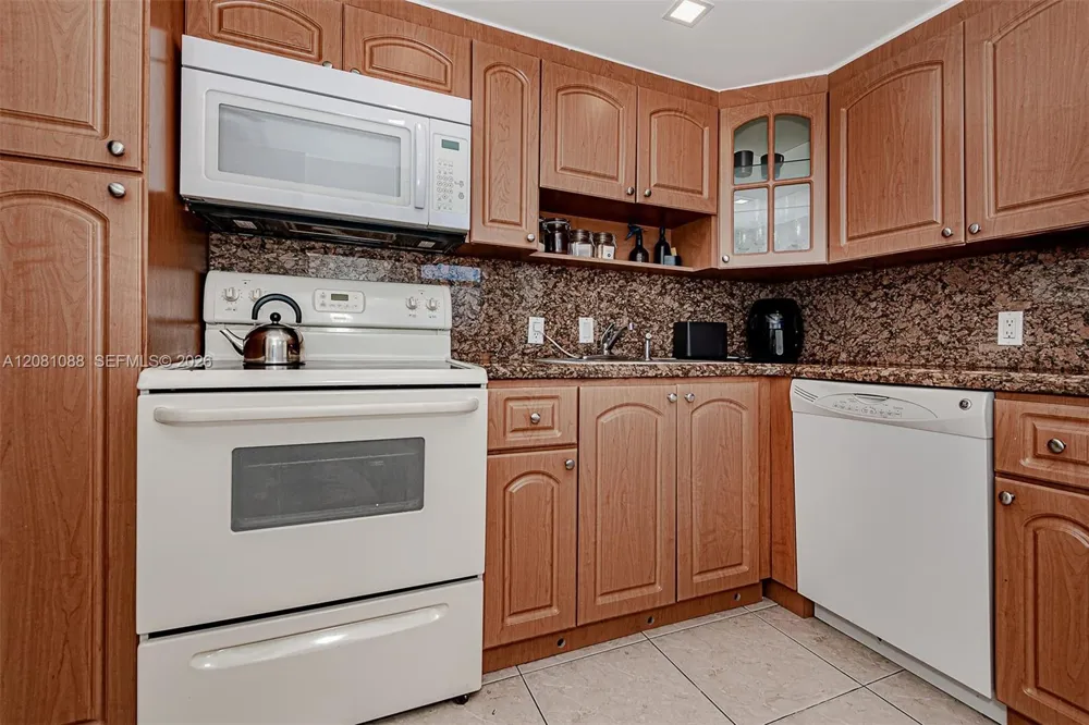 3475 Country Club Dr #807 Aventura, FL 33180