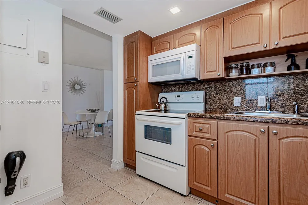 3475 Country Club Dr #807 Aventura, FL 33180