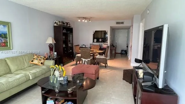 100 Lakeview Dr #103 Weston, FL 33326