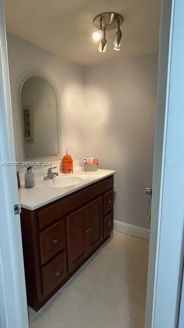 100 Lakeview Dr #103 Weston, FL 33326