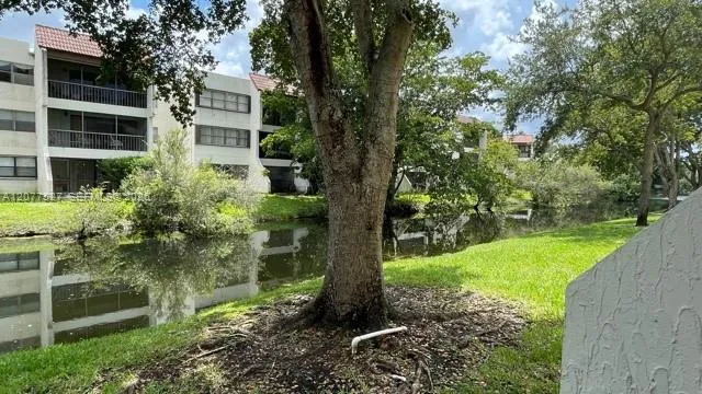 100 Lakeview Dr #103 Weston, FL 33326