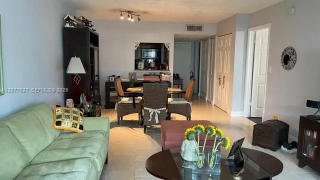 100 Lakeview Dr #103 Weston, FL 33326