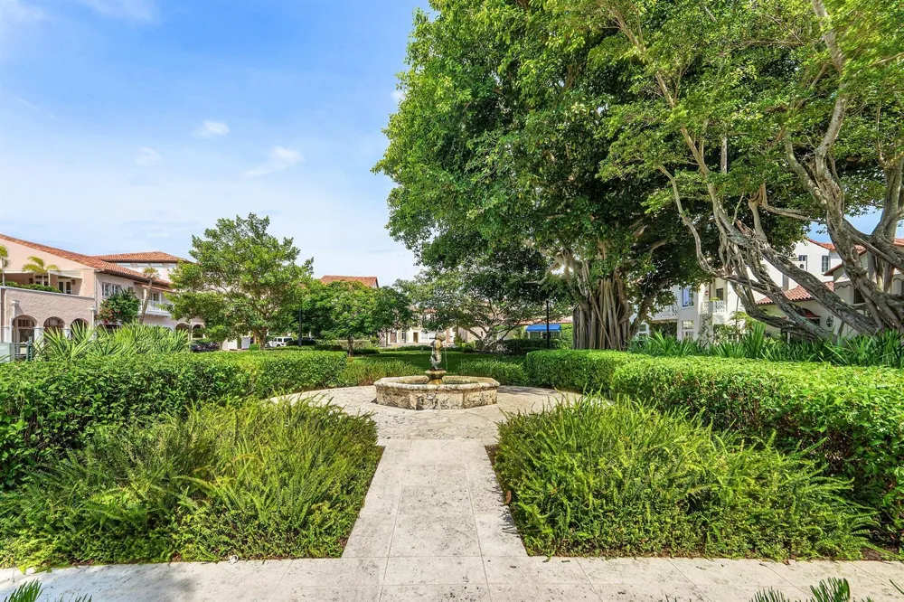 215 PHIPPS Plaza #2 Palm Beach, FL 33480