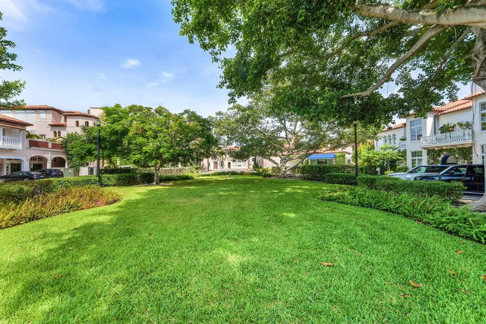 215 PHIPPS Plaza #2 Palm Beach, FL 33480