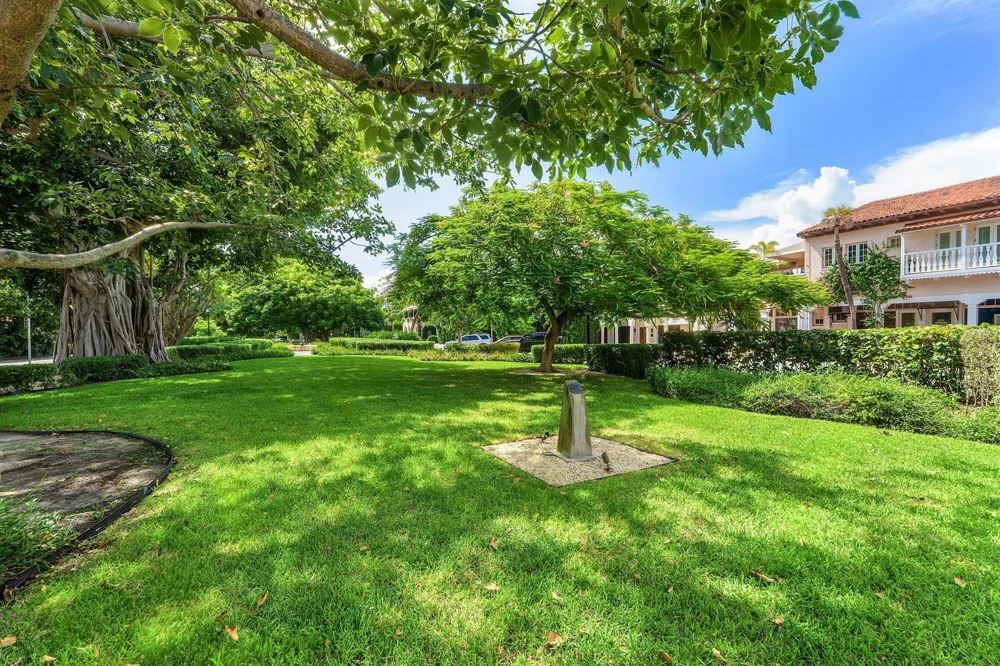215 PHIPPS Plaza #2 Palm Beach, FL 33480