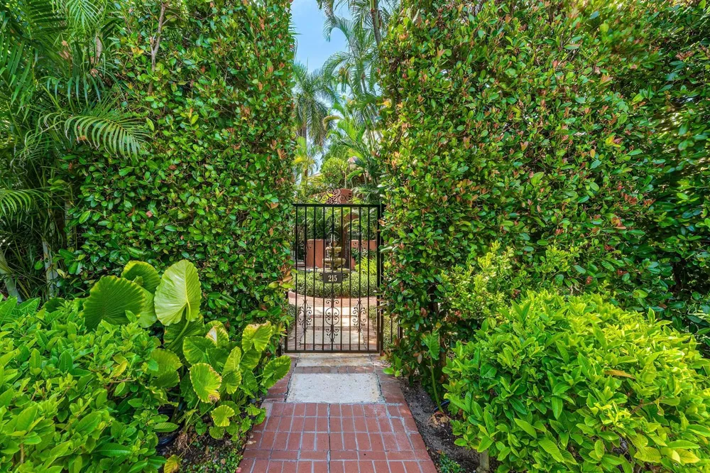 215 PHIPPS Plaza #2 Palm Beach, FL 33480