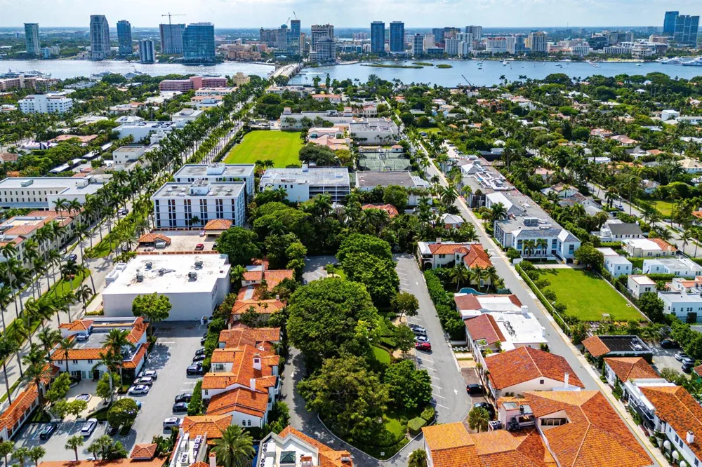 215 PHIPPS Plaza #2 Palm Beach, FL 33480