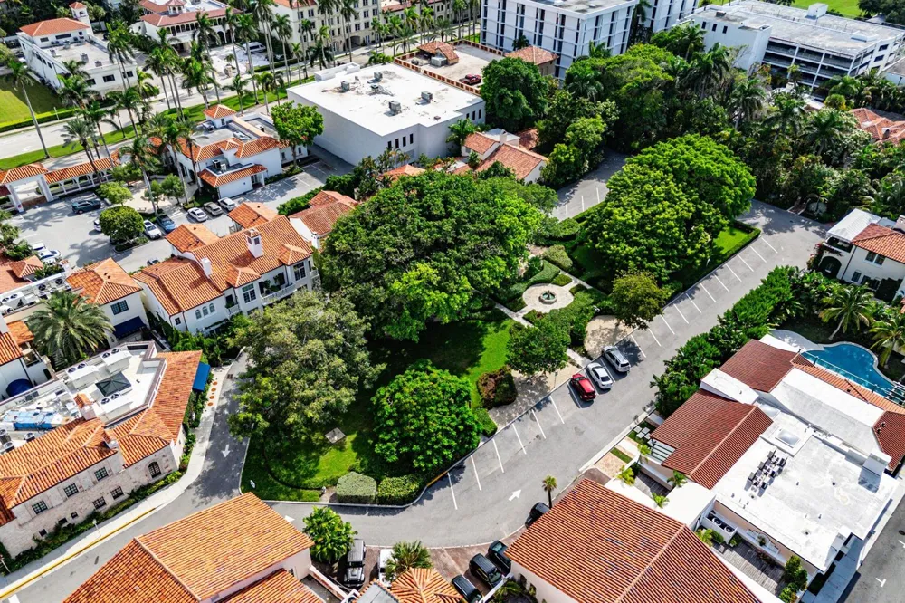 215 PHIPPS Plaza #2 Palm Beach, FL 33480