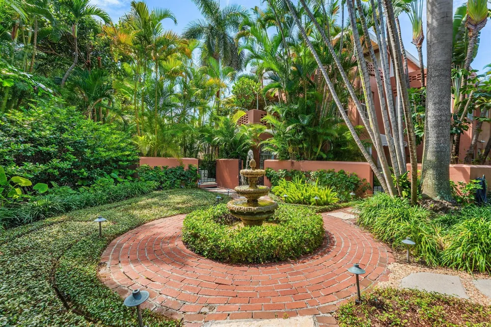 215 PHIPPS Plaza #2 Palm Beach, FL 33480