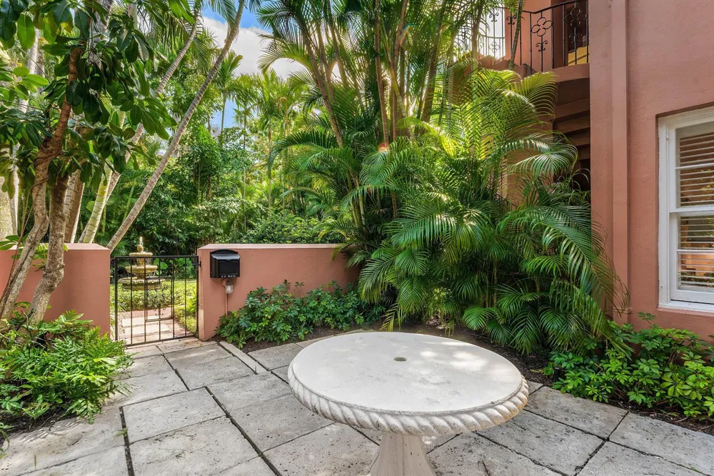 215 PHIPPS Plaza #2 Palm Beach, FL 33480