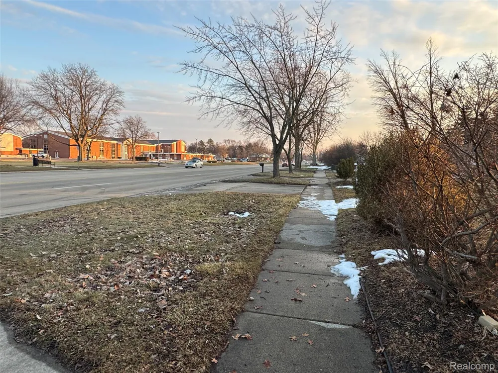 28819 Lahser Road Southfield City, MI 48034