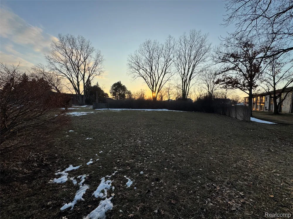28819 Lahser Road Southfield City, MI 48034