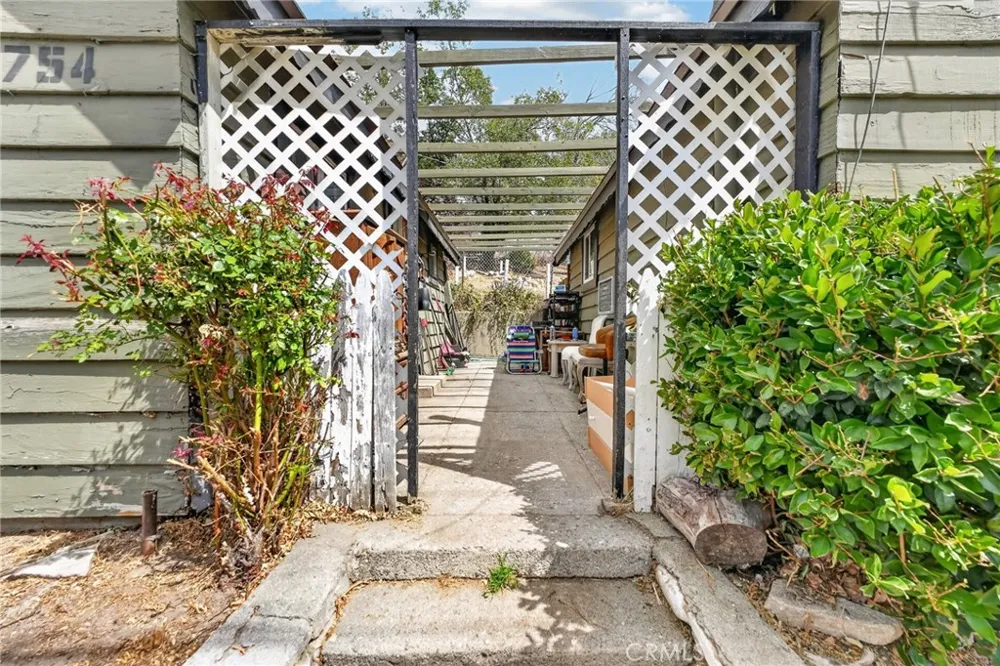 23762 Manzanita Drive Crestline, CA 92325