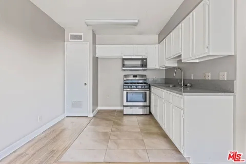 820 S St Andrews Place #303