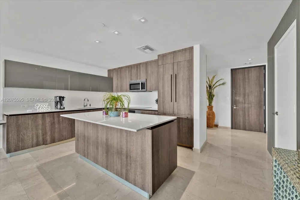 88 SW 7th St #2204 Miami, FL 33130