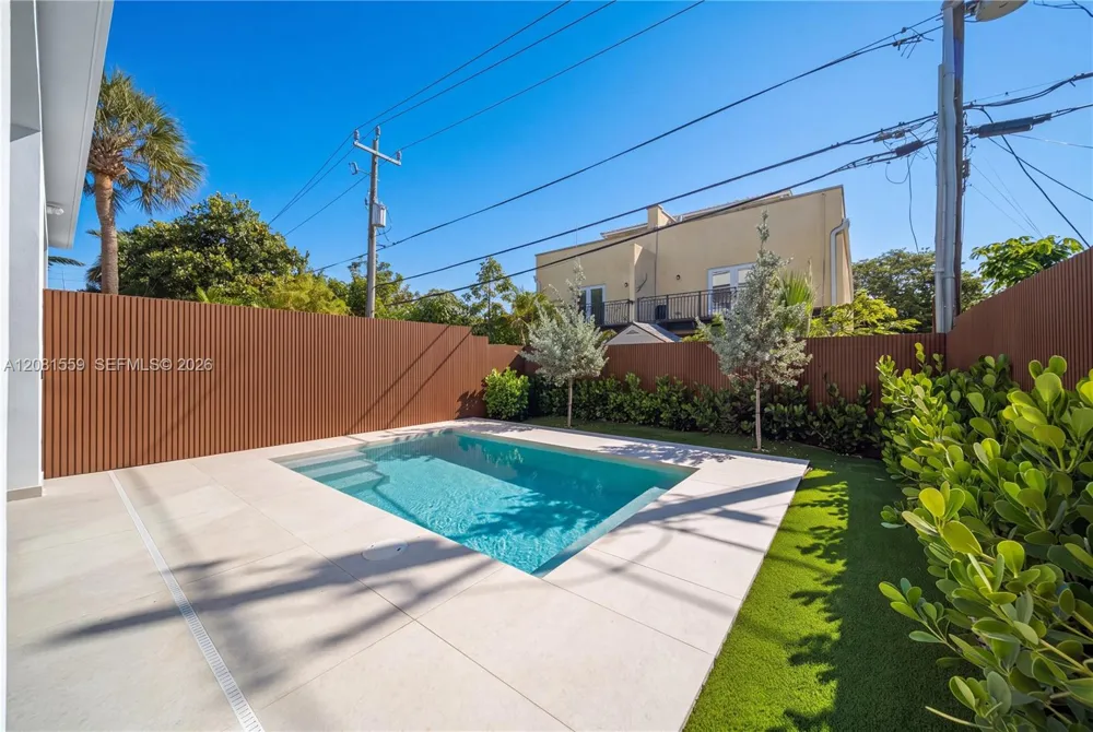 1330 NE 16th Ter Fort Lauderdale, FL 33304