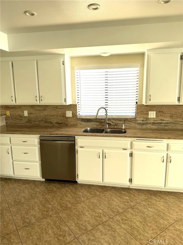 27290 Outrigger Lane Helendale, CA 92342