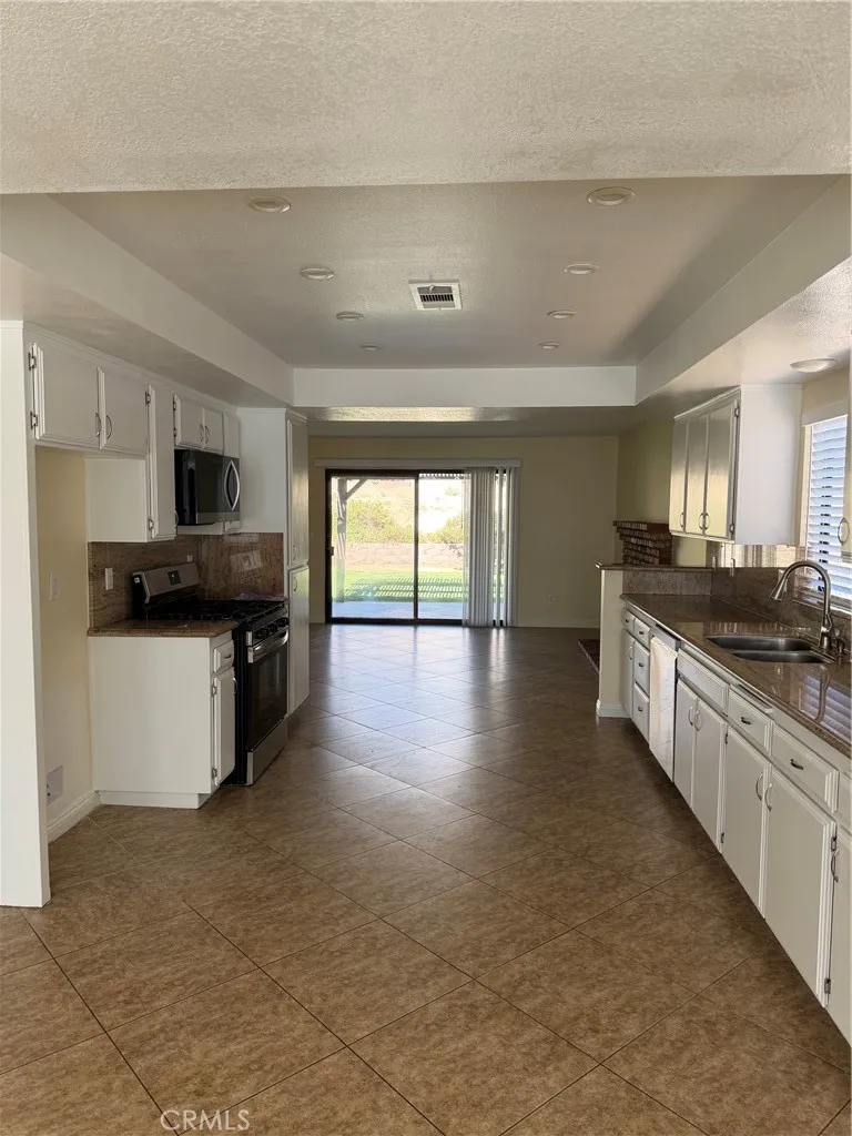 27290 Outrigger Lane Helendale, CA 92342
