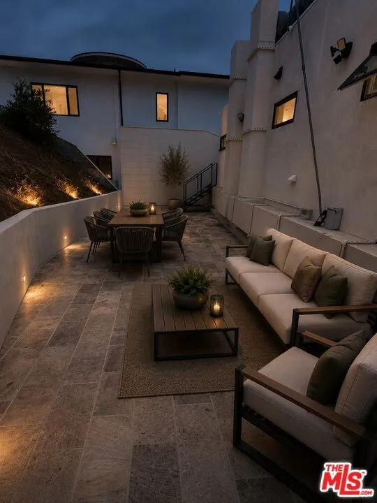 6467 Deep Dell Place Los Angeles, CA 90068