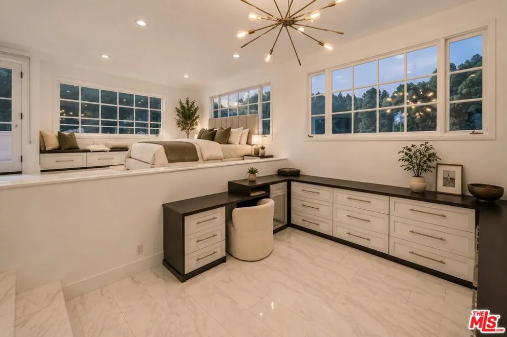 6467 Deep Dell Place Los Angeles, CA 90068