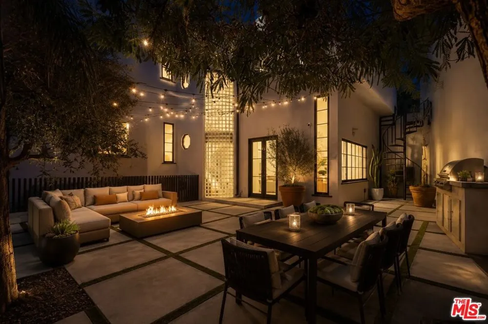 6467 Deep Dell Place Los Angeles, CA 90068