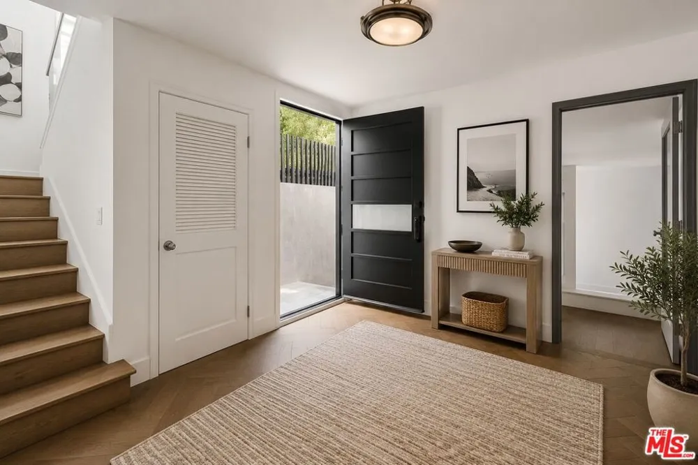 6467 Deep Dell Place Los Angeles, CA 90068