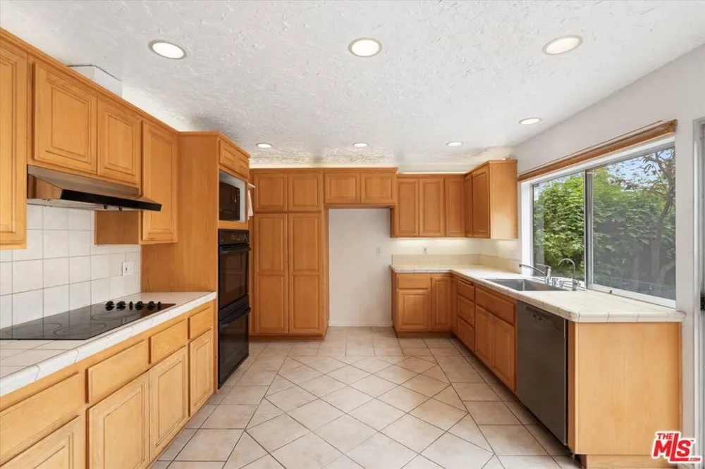 2243 Newquist Court Camarillo, CA 93010