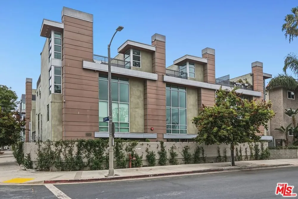 5806 Waring Avenue #14 Los Angeles, CA 90038