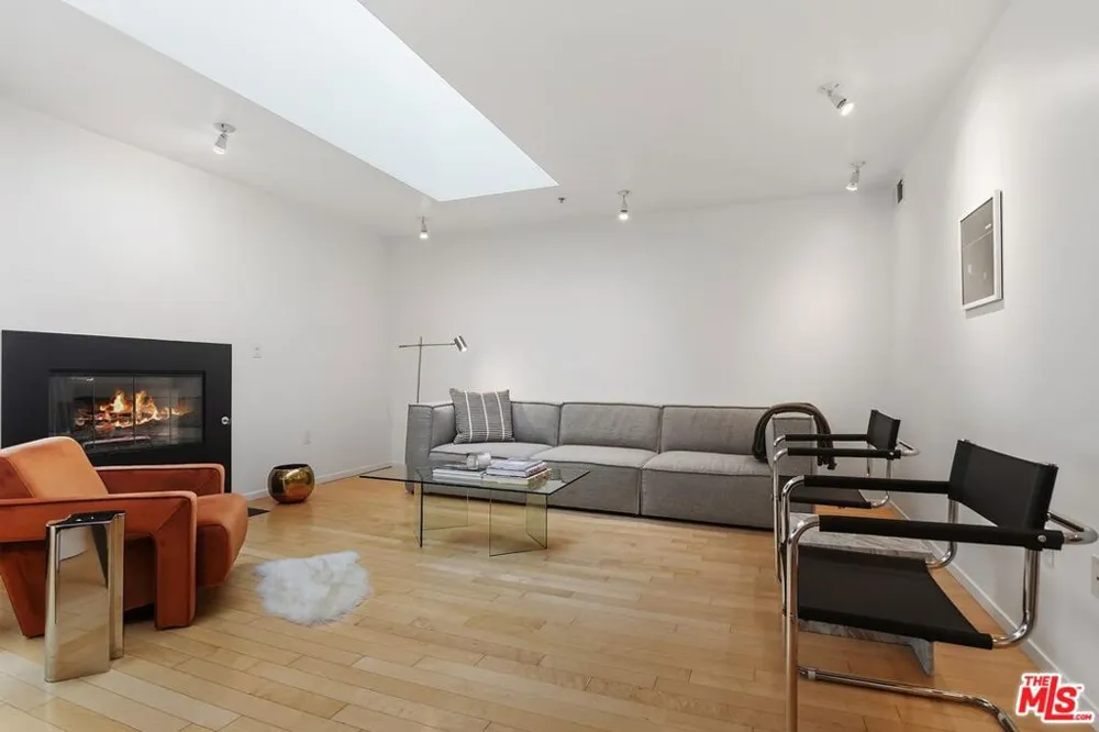 5806 Waring Avenue #14 Los Angeles, CA 90038