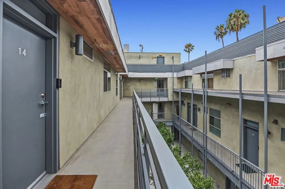 5806 Waring Avenue #14 Los Angeles, CA 90038
