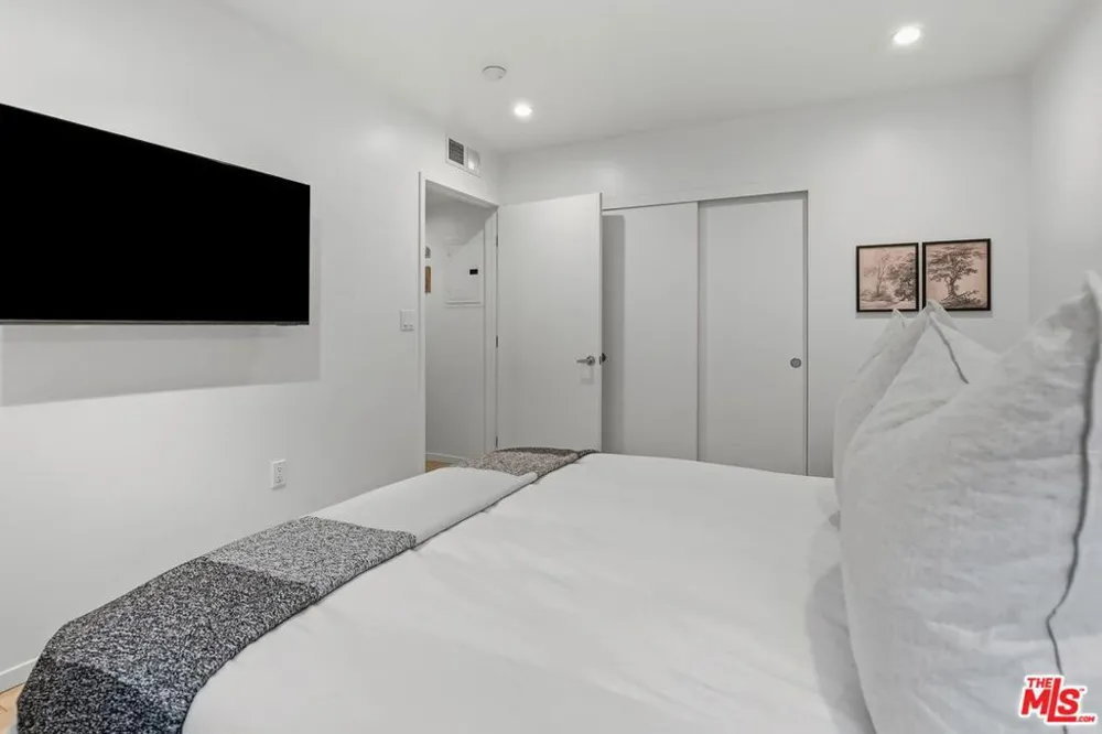 5806 Waring Avenue #14 Los Angeles, CA 90038