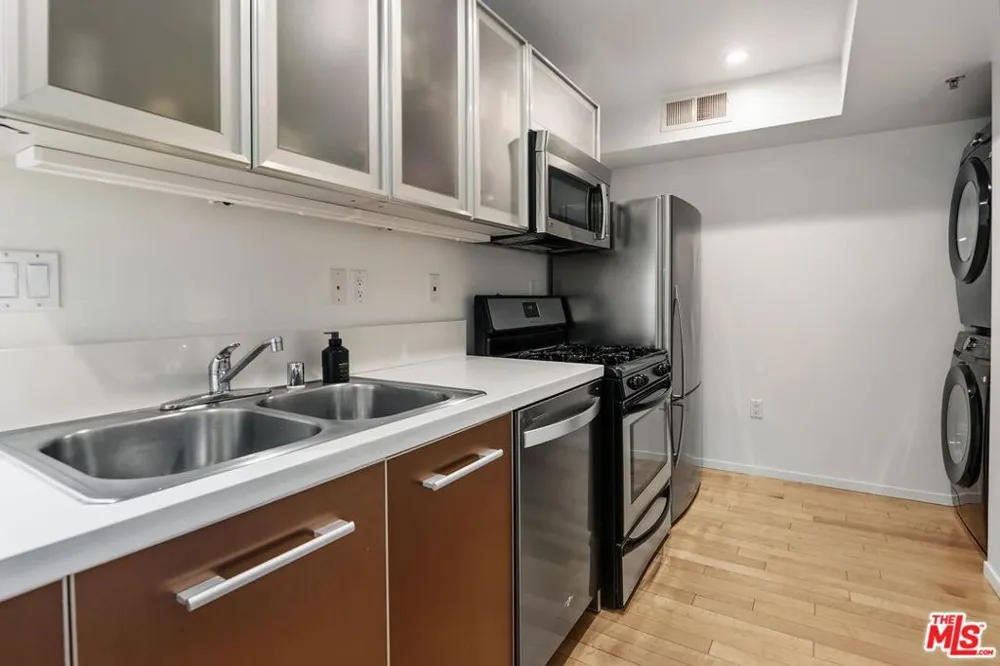 5806 Waring Avenue #14 Los Angeles, CA 90038